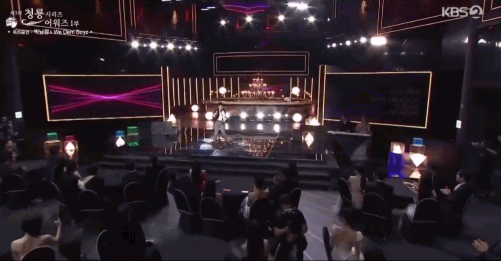 Bố của nữ idol Gen Z khiến dàn nghệ sĩ choáng váng tại Rồng Xanh 2024: U60 nhưng hát nhảy vẫn “out trình”- Ảnh 3.