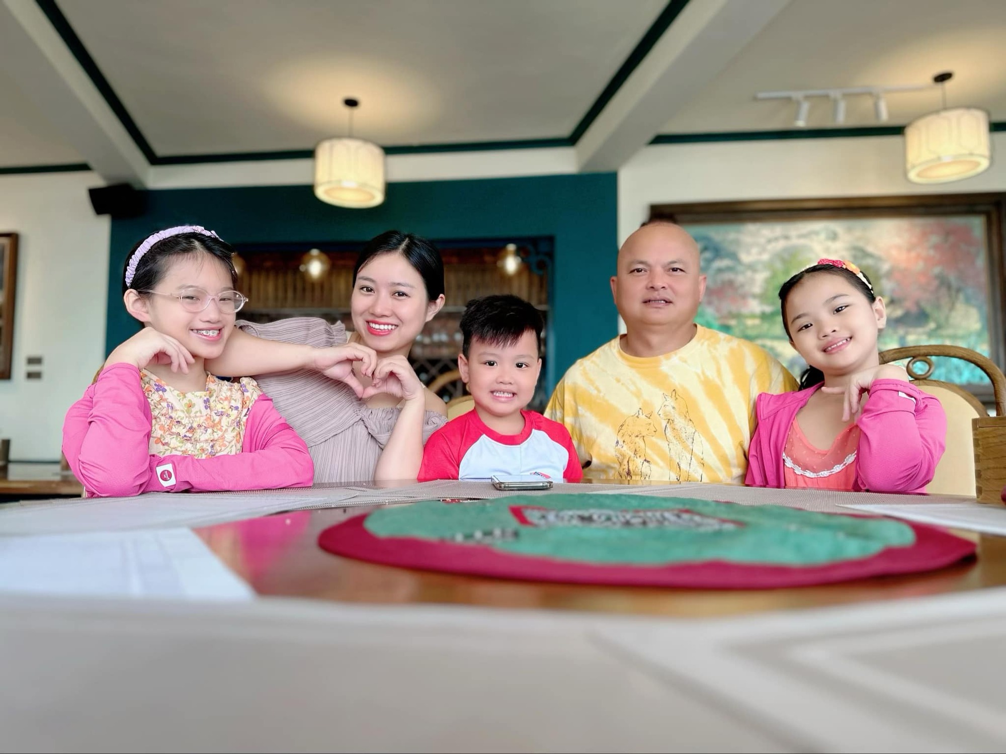 Bị nhà chồng phản đối đi làm vì 3 con nhỏ, nữ diễn viên chứng minh phụ nữ tự chủ, làm tốt hai vai trò- Ảnh 4. Bị nhà chồng phản đối đi làm vì 3 con nhỏ, nữ diễn viên chứng minh phụ nữ tự chủ, làm tốt hai vai trò- Ảnh 4.