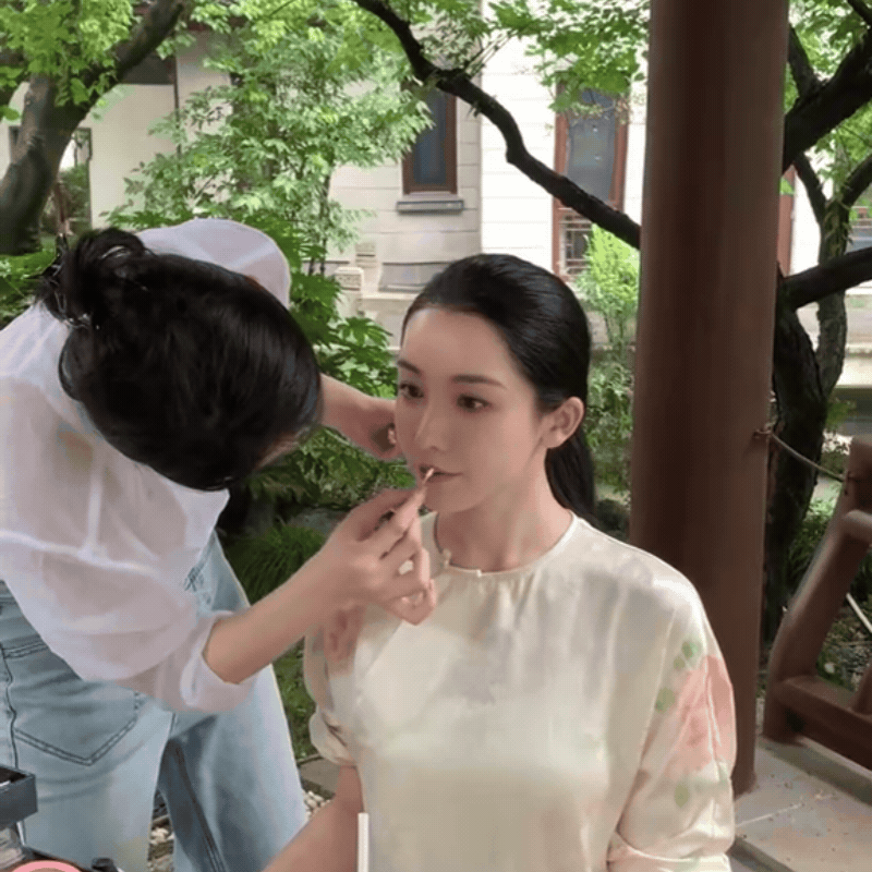 Học phú bà Đào Hỷ Nhi cách "lên đồ" tạo dáng chụp ảnh với hoa sen cực đỉnh, bí quyết nằm cả ở chỗ này- Ảnh 4.