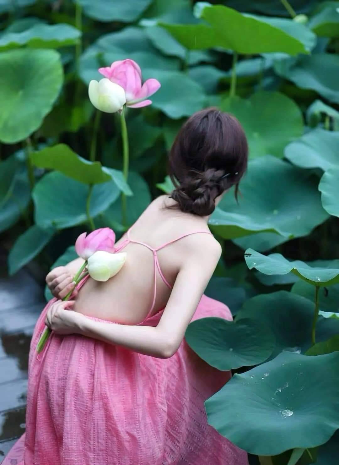Học phú bà Đào Hỷ Nhi cách "lên đồ" tạo dáng chụp ảnh với hoa sen cực đỉnh, bí quyết nằm cả ở chỗ này- Ảnh 8.