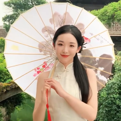 Học phú bà Đào Hỷ Nhi cách "lên đồ" tạo dáng chụp ảnh với hoa sen cực đỉnh, bí quyết nằm cả ở chỗ này- Ảnh 1.