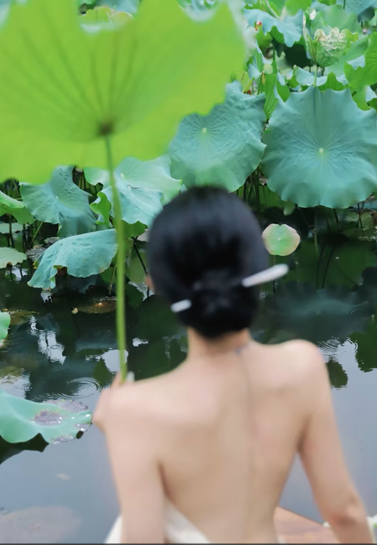 Học phú bà Đào Hỷ Nhi cách "lên đồ" tạo dáng chụp ảnh với hoa sen cực đỉnh, bí quyết nằm cả ở chỗ này- Ảnh 6.