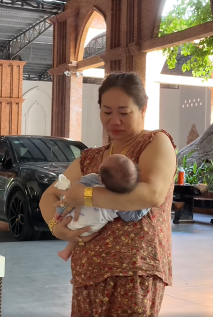 Ai về ngoại cũng sợ nhất cảnh này: Giây phút tạm biệt cháu, bà khóc từ sáng sớm đến lúc chia tay- Ảnh 1. Ai về ngoại cũng sợ nhất cảnh này: Giây phút tạm biệt cháu, bà khóc từ sáng sớm đến lúc chia tay- Ảnh 1.