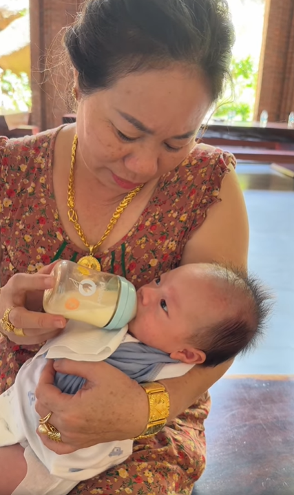 Ai về ngoại cũng sợ nhất cảnh này: Giây phút tạm biệt cháu, bà khóc từ sáng sớm đến lúc chia tay- Ảnh 2. Ai về ngoại cũng sợ nhất cảnh này: Giây phút tạm biệt cháu, bà khóc từ sáng sớm đến lúc chia tay- Ảnh 2.