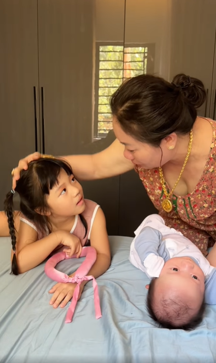 Ai về ngoại cũng sợ nhất cảnh này: Giây phút tạm biệt cháu, bà khóc từ sáng sớm đến lúc chia tay- Ảnh 3. Ai về ngoại cũng sợ nhất cảnh này: Giây phút tạm biệt cháu, bà khóc từ sáng sớm đến lúc chia tay- Ảnh 3.