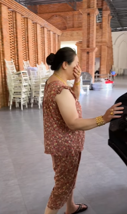 Ai về ngoại cũng sợ nhất cảnh này: Giây phút tạm biệt cháu, bà khóc từ sáng sớm đến lúc chia tay- Ảnh 4. Ai về ngoại cũng sợ nhất cảnh này: Giây phút tạm biệt cháu, bà khóc từ sáng sớm đến lúc chia tay- Ảnh 4.