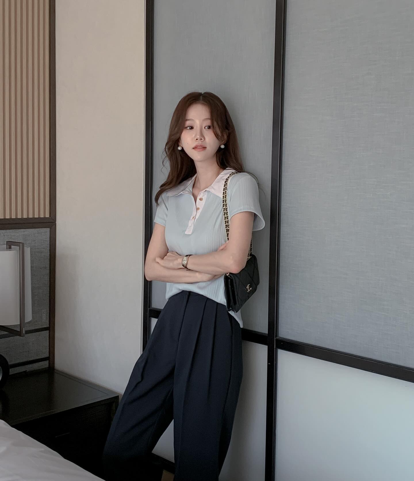 5 mẫu áo dành cho những ai đang theo đuổi phong cách thời trang tối giản- Ảnh 9. 5 mẫu áo dành cho những ai đang theo đuổi phong cách thời trang tối giản- Ảnh 9.