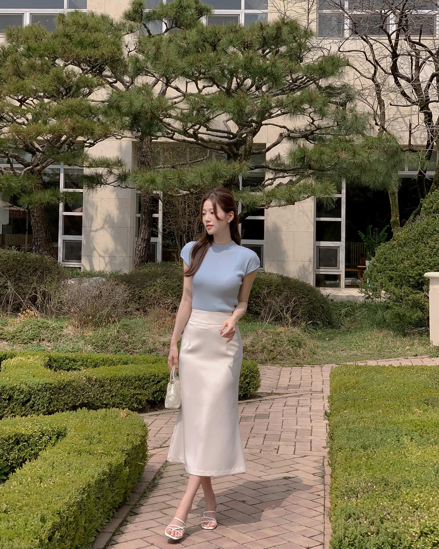 5 mẫu áo dành cho những ai đang theo đuổi phong cách thời trang tối giản- Ảnh 10. 5 mẫu áo dành cho những ai đang theo đuổi phong cách thời trang tối giản- Ảnh 10.