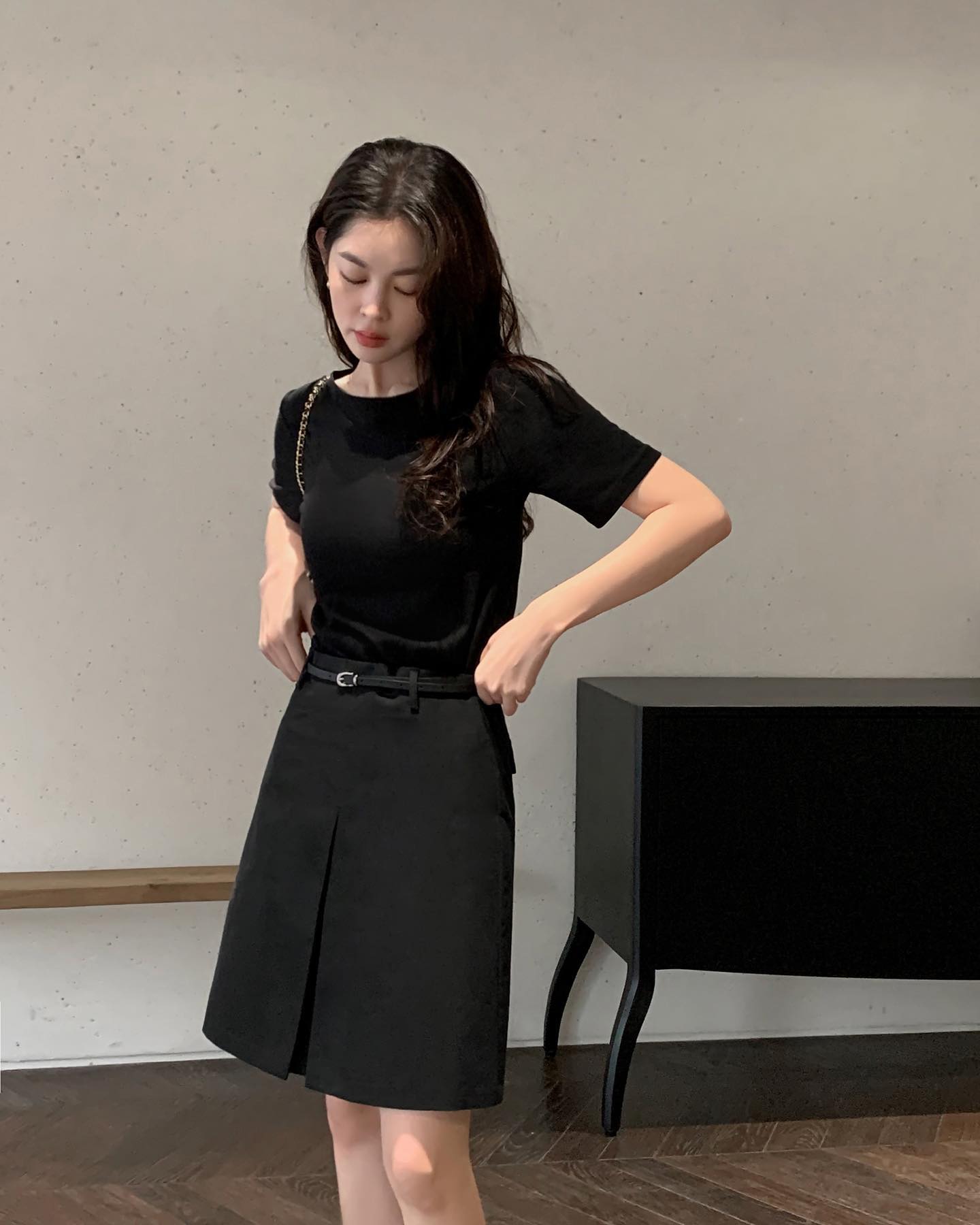 5 mẫu áo dành cho những ai đang theo đuổi phong cách thời trang tối giản- Ảnh 1. 5 mẫu áo dành cho những ai đang theo đuổi phong cách thời trang tối giản- Ảnh 1.