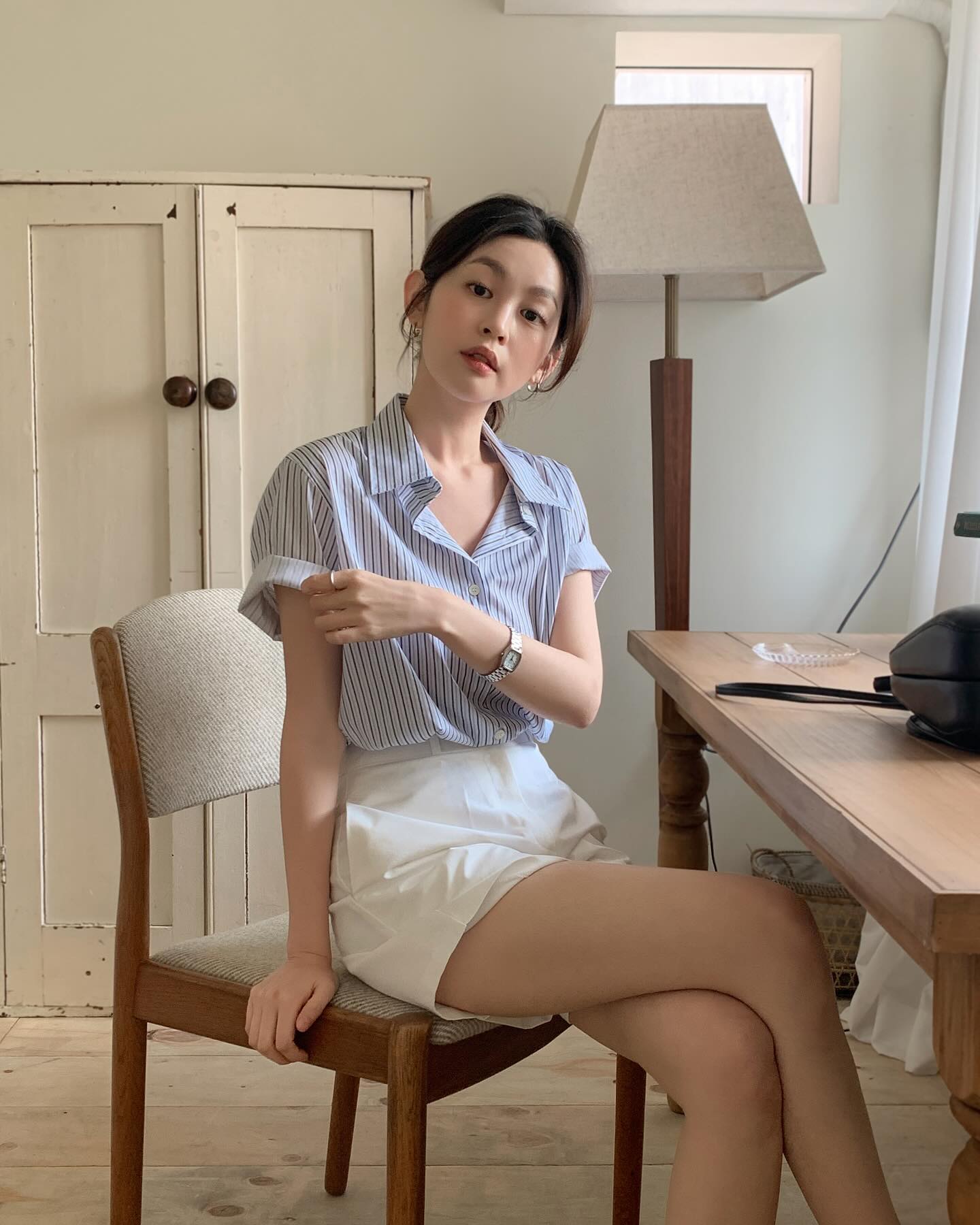 5 mẫu áo dành cho những ai đang theo đuổi phong cách thời trang tối giản- Ảnh 5. 5 mẫu áo dành cho những ai đang theo đuổi phong cách thời trang tối giản- Ảnh 5.