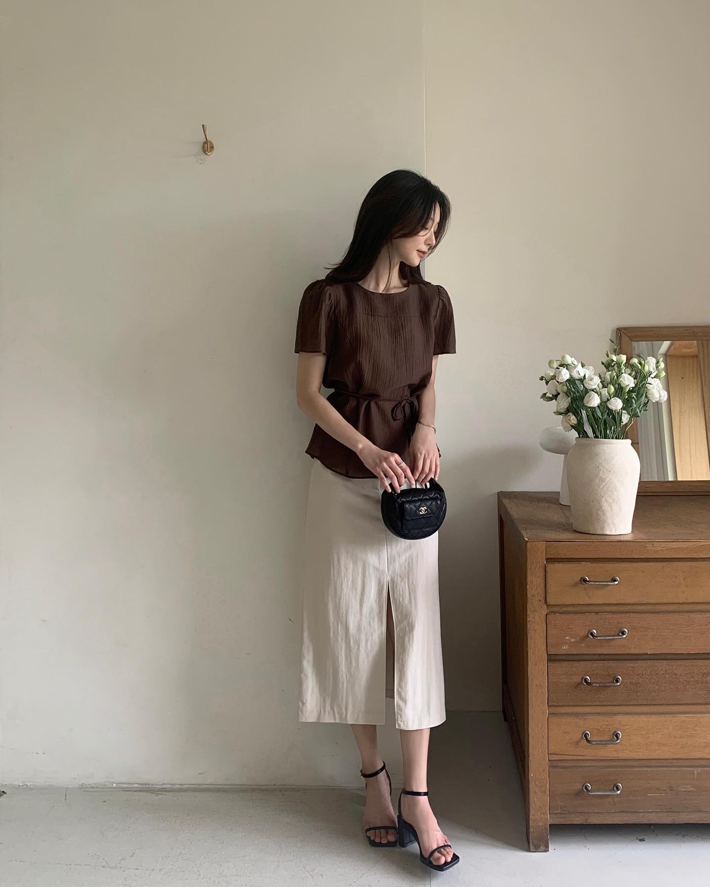 5 mẫu áo dành cho những ai đang theo đuổi phong cách thời trang tối giản- Ảnh 7. 5 mẫu áo dành cho những ai đang theo đuổi phong cách thời trang tối giản- Ảnh 7.