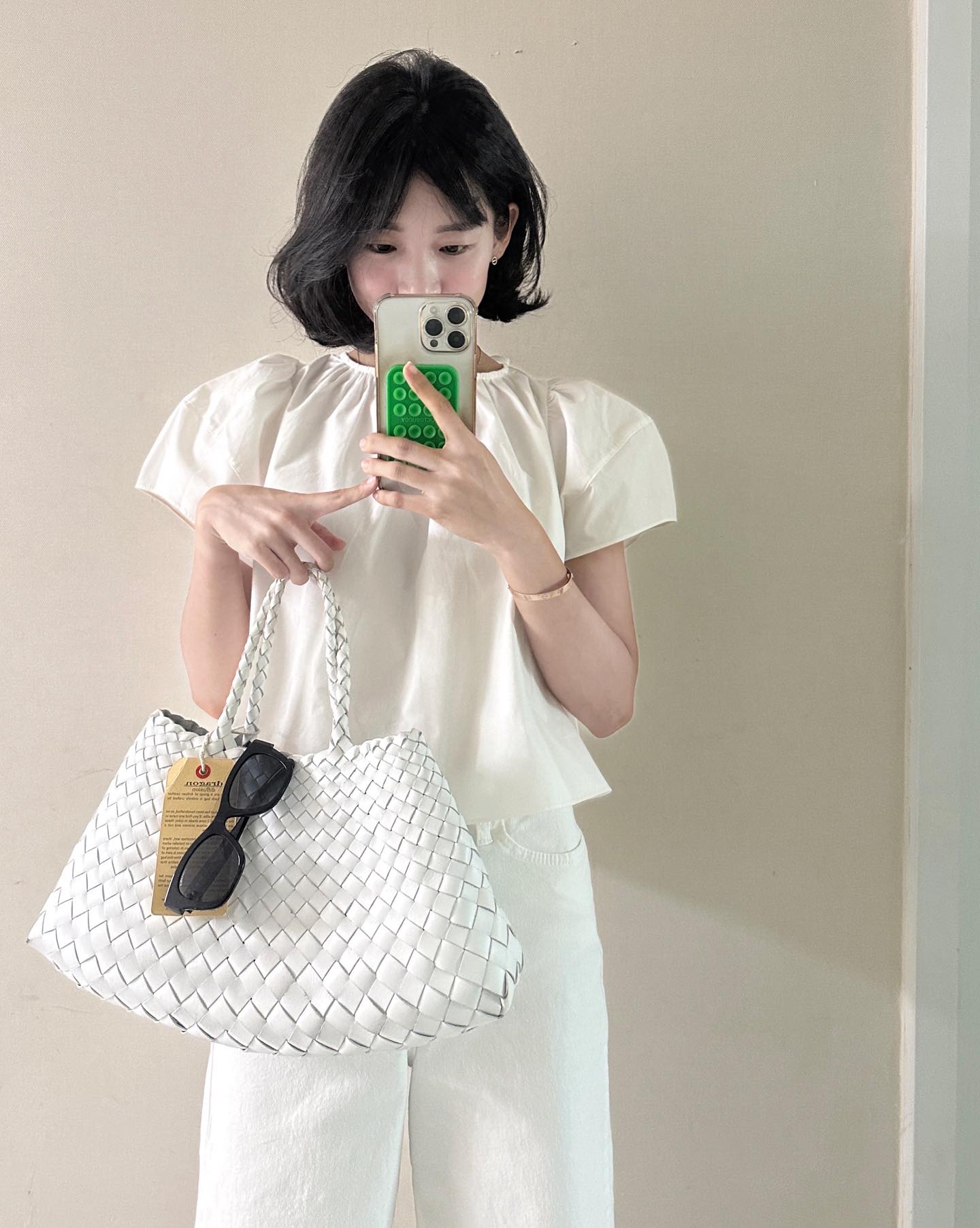 5 mẫu áo dành cho những ai đang theo đuổi phong cách thời trang tối giản- Ảnh 8. 5 mẫu áo dành cho những ai đang theo đuổi phong cách thời trang tối giản- Ảnh 8.