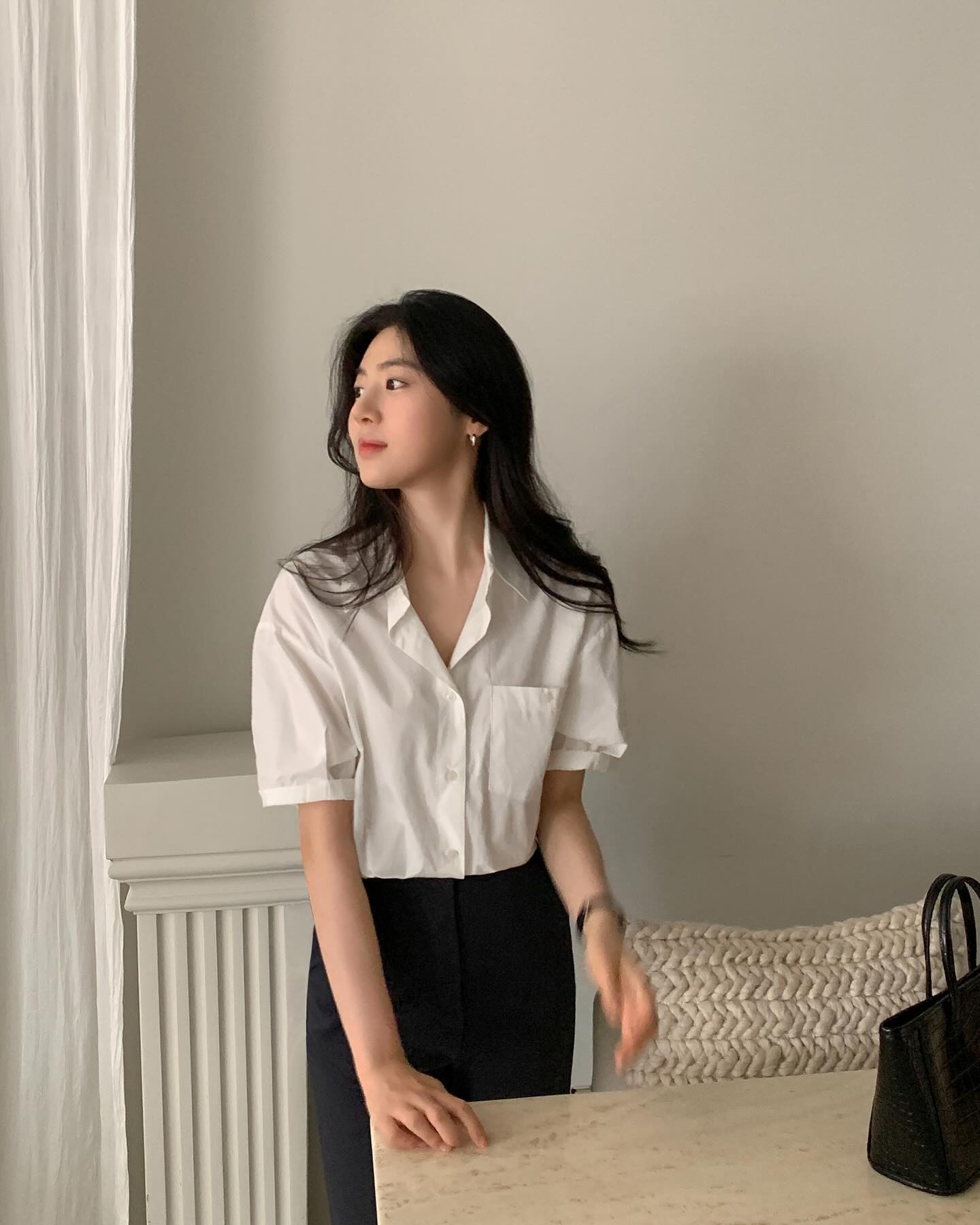 5 mẫu áo dành cho những ai đang theo đuổi phong cách thời trang tối giản- Ảnh 4. 5 mẫu áo dành cho những ai đang theo đuổi phong cách thời trang tối giản- Ảnh 4.