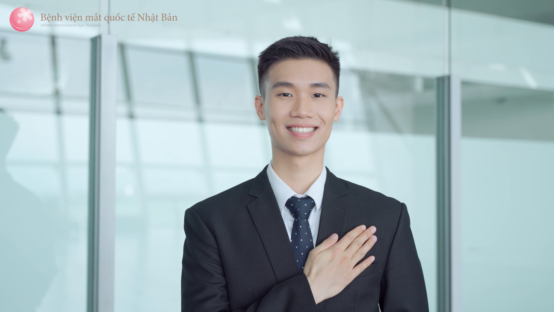 Sau du lịch chữa lành tâm hồn, hè này giới trẻ đổ xô mổ cận chữa lành đôi mắt- Ảnh 2.