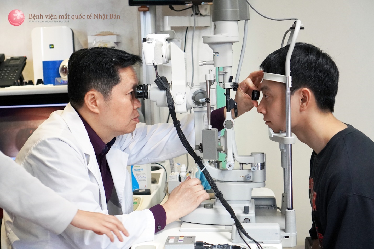 Sau du lịch chữa lành tâm hồn, hè này giới trẻ đổ xô mổ cận chữa lành đôi mắt- Ảnh 3.