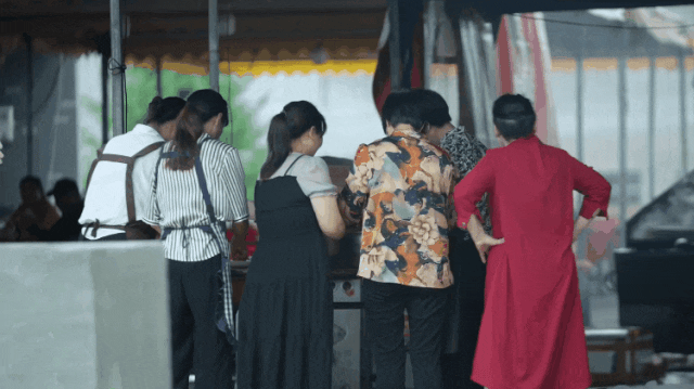 Cô lao công U60 vẽ tranh trong phòng kho WC nữ: "Đây là nơi gìn giữ tâm hồn của tôi"- Ảnh 15.