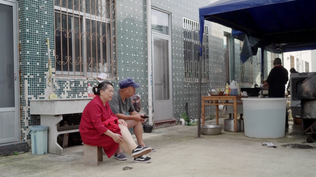 Cô lao công U60 vẽ tranh trong phòng kho WC nữ: "Đây là nơi gìn giữ tâm hồn của tôi"- Ảnh 14.