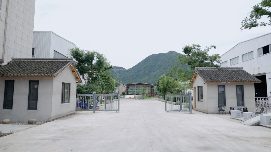 Cô lao công U60 vẽ tranh trong phòng kho WC nữ: "Đây là nơi gìn giữ tâm hồn của tôi"- Ảnh 19.