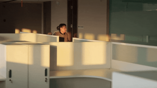 Cô lao công U60 vẽ tranh trong phòng kho WC nữ: "Đây là nơi gìn giữ tâm hồn của tôi"- Ảnh 34.