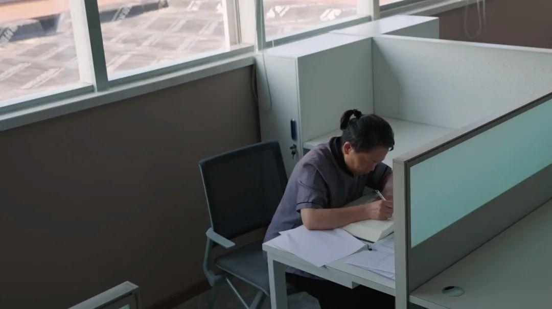 Cô lao công U60 vẽ tranh trong phòng kho WC nữ: "Đây là nơi gìn giữ tâm hồn của tôi"- Ảnh 36.