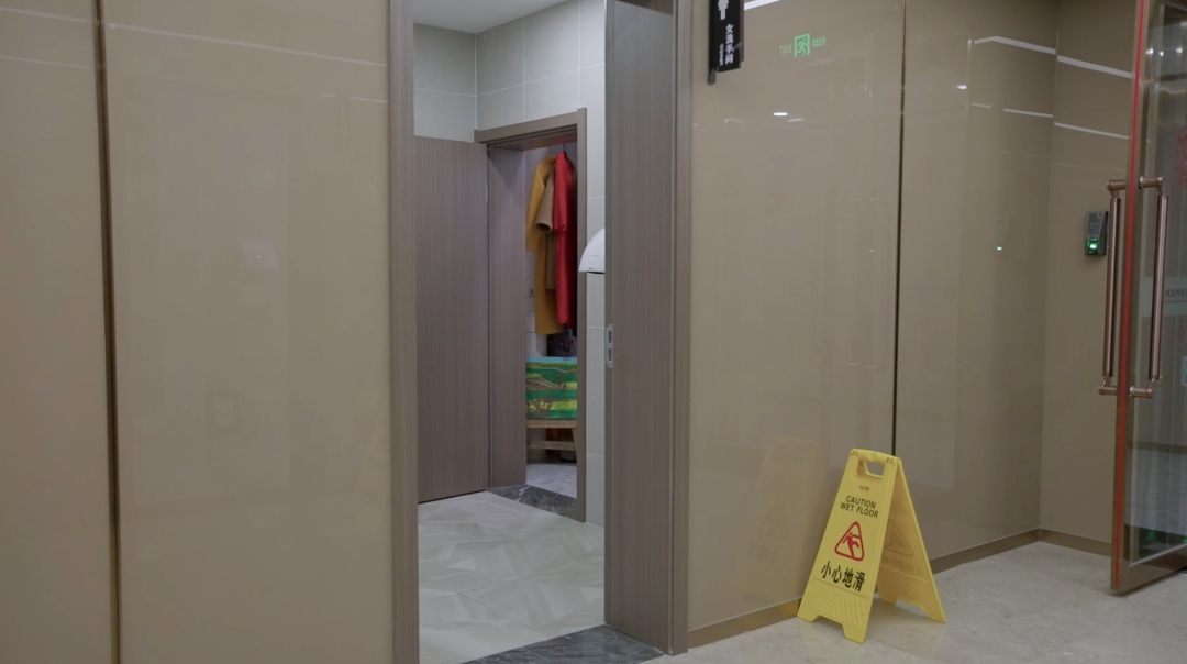 Cô lao công U60 vẽ tranh trong phòng kho WC nữ: "Đây là nơi gìn giữ tâm hồn của tôi"- Ảnh 6.