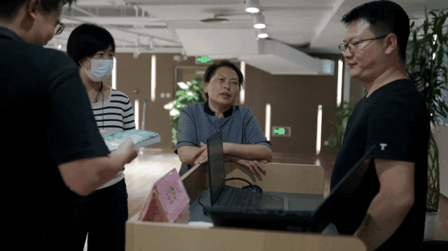 Cô lao công U60 vẽ tranh trong phòng kho WC nữ: "Đây là nơi gìn giữ tâm hồn của tôi"- Ảnh 39.