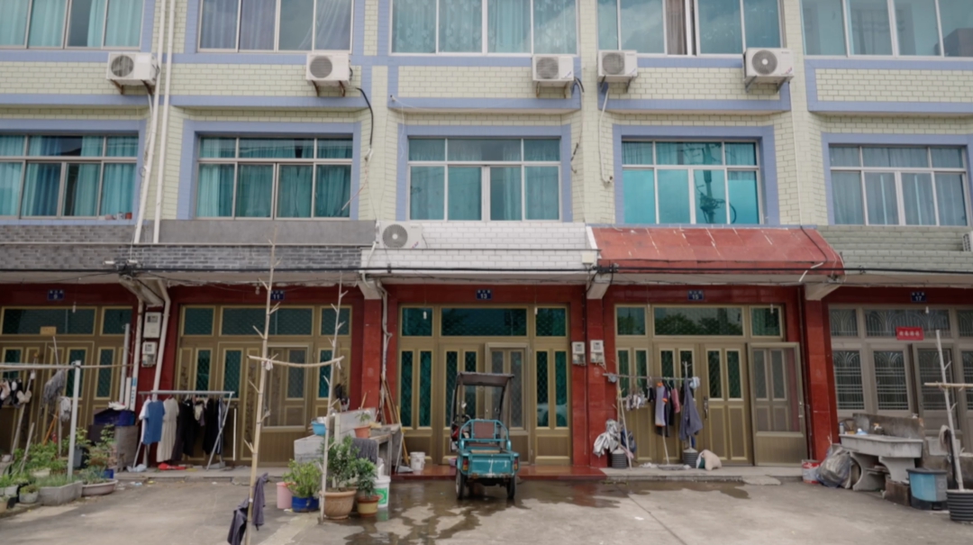 Cô lao công U60 vẽ tranh trong phòng kho WC nữ: "Đây là nơi gìn giữ tâm hồn của tôi"- Ảnh 16.