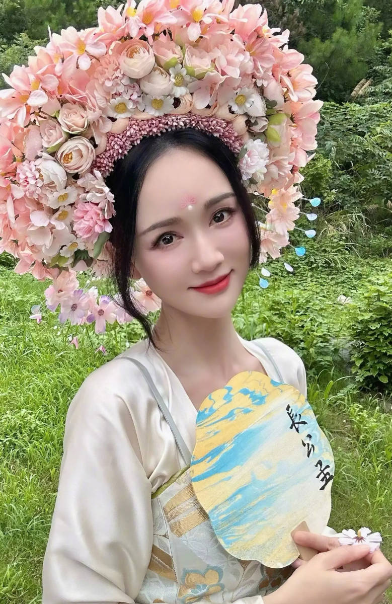 Trend "cài hoa tóc" hóa ra chưa bao giờ hết hot, ngay cả "thánh hack tuổi" Trần Kiều Ân cũng không thể đứng ngoài!- Ảnh 6.