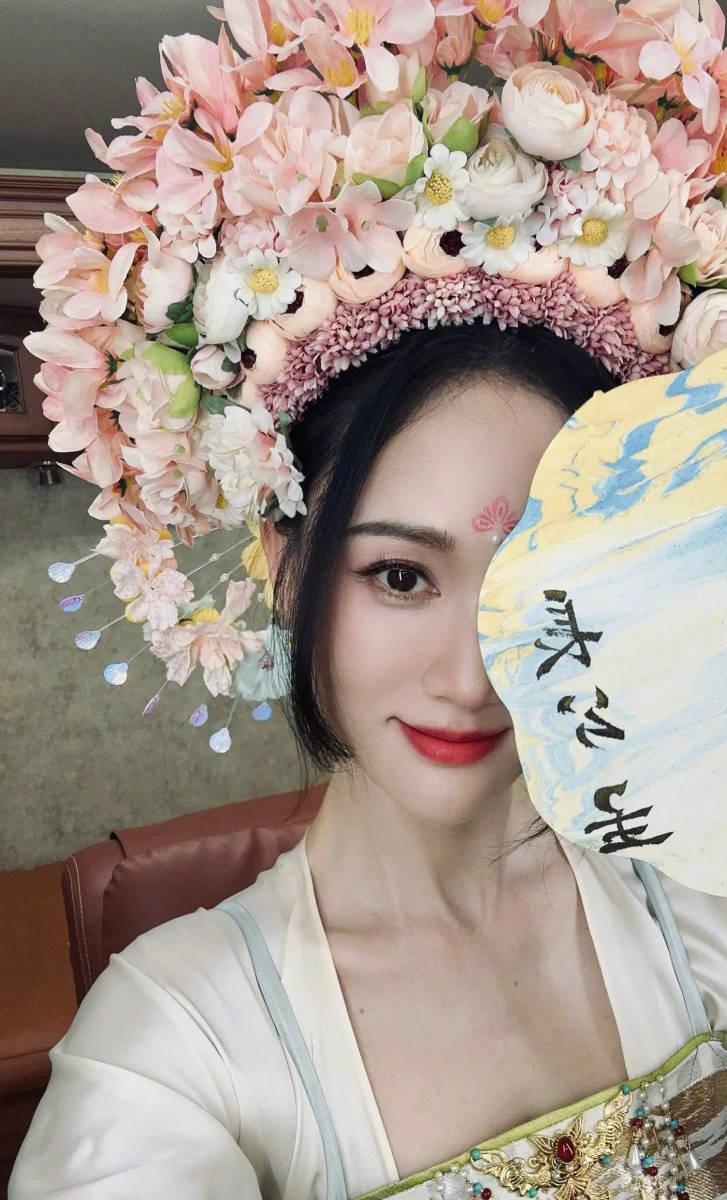 Trend "cài hoa tóc" hóa ra chưa bao giờ hết hot, ngay cả "thánh hack tuổi" Trần Kiều Ân cũng không thể đứng ngoài!- Ảnh 12.