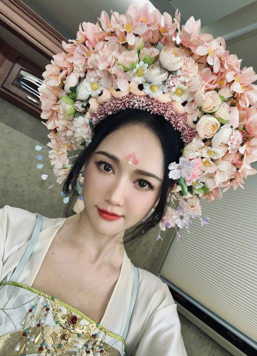 Trend "cài hoa tóc" hóa ra chưa bao giờ hết hot, ngay cả "thánh hack tuổi" Trần Kiều Ân cũng không thể đứng ngoài!- Ảnh 7.
