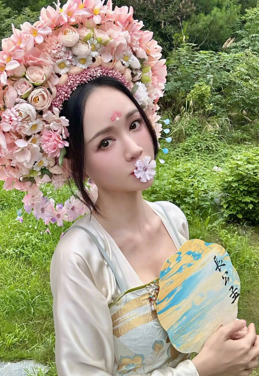 Trend "cài hoa tóc" hóa ra chưa bao giờ hết hot, ngay cả "thánh hack tuổi" Trần Kiều Ân cũng không thể đứng ngoài!- Ảnh 9.