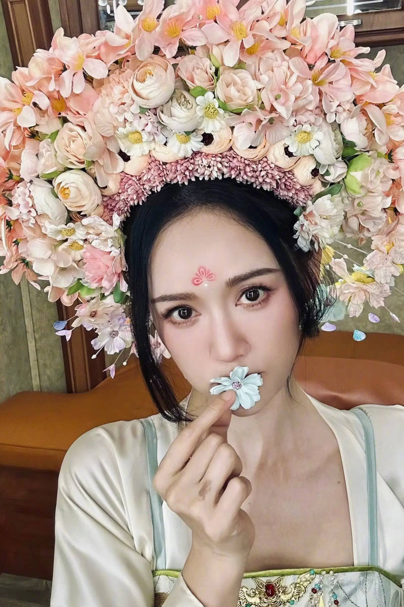 Trend "cài hoa tóc" hóa ra chưa bao giờ hết hot, ngay cả "thánh hack tuổi" Trần Kiều Ân cũng không thể đứng ngoài!- Ảnh 11.