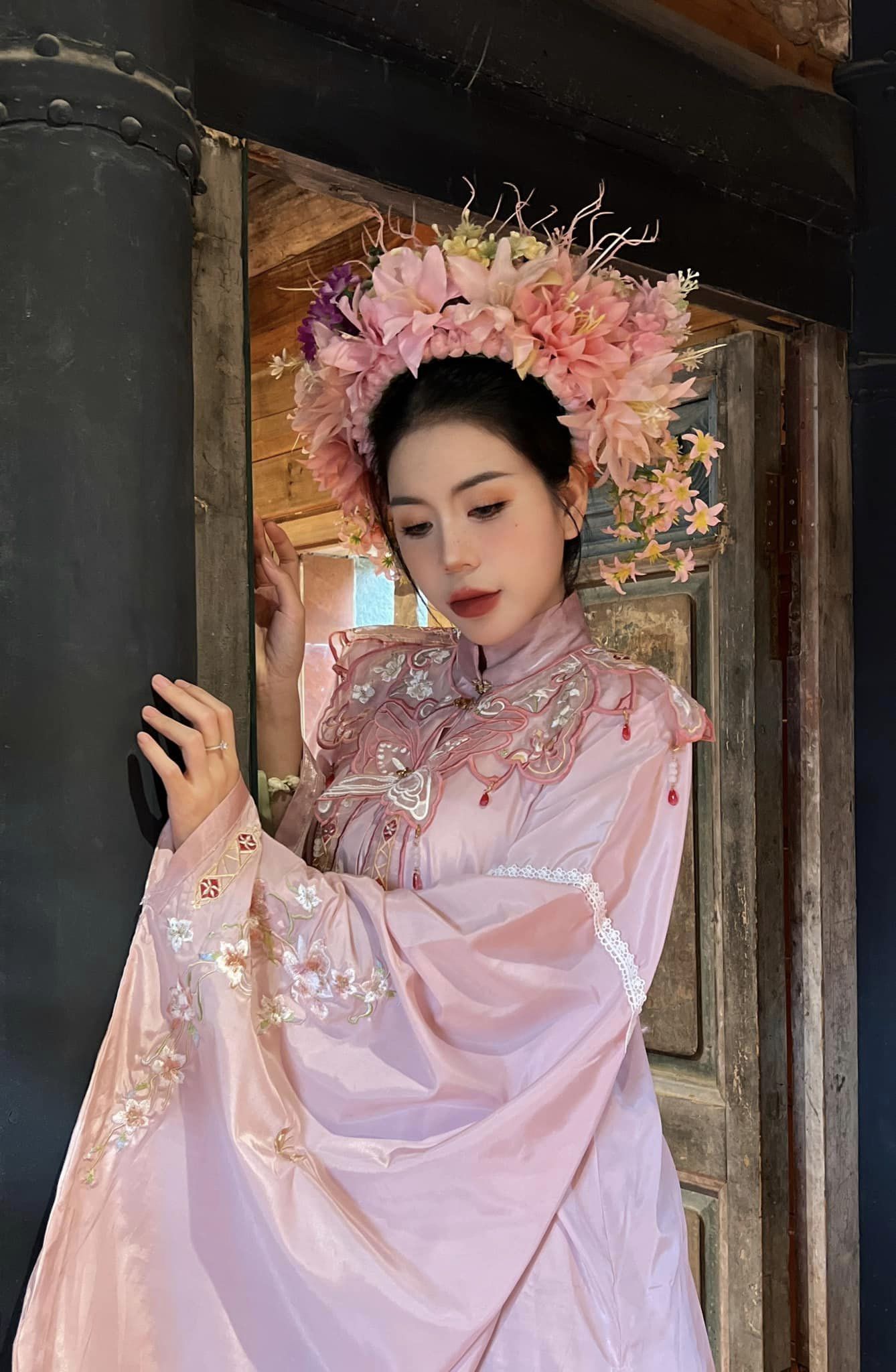 Trend "cài hoa tóc" hóa ra chưa bao giờ hết hot, ngay cả "thánh hack tuổi" Trần Kiều Ân cũng không thể đứng ngoài!- Ảnh 3.