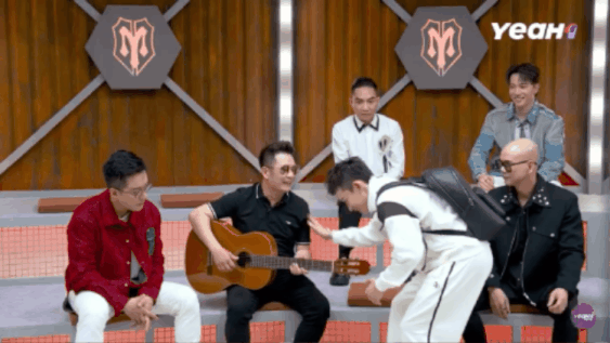 Nam ca sĩ ở hậu trường là "bé ngoan", lên sân khấu liền hóa nam thần sexy cuốn hút- Ảnh 5.