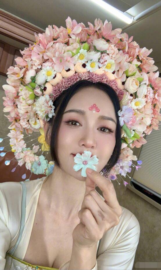 Trend "cài hoa tóc" hóa ra chưa bao giờ hết hot, ngay cả "thánh hack tuổi" Trần Kiều Ân cũng không thể đứng ngoài!- Ảnh 10.