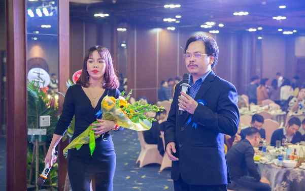 CEO Sim Thăng Long chia sẻ về nghệ thuật chinh phục khách hàng- Ảnh 1. CEO Sim Thăng Long chia sẻ về nghệ thuật chinh phục khách hàng- Ảnh 1.
