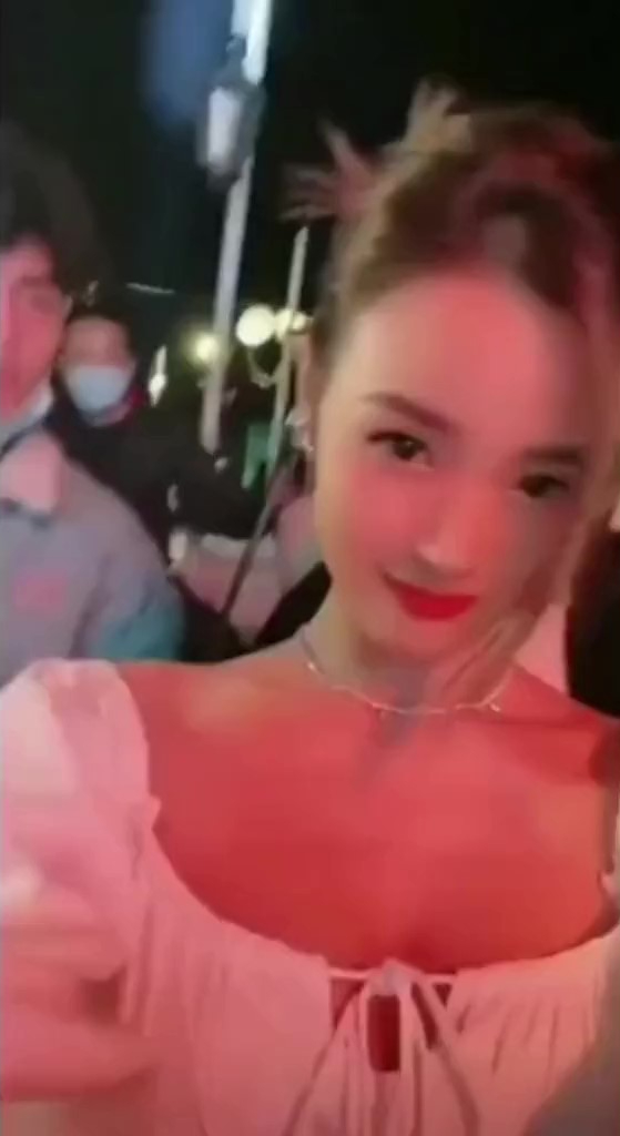 Sâu sắc như Midu: Mặc đúng chiếc váy gặp Minh Đạt trên du thuyền vào đêm đầu tiên thành vợ chồng- Ảnh 1.