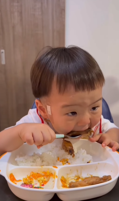 Cậu bé người Nhật chỉ nín khóc khi khìn thấy đồ ăn, mukbang món nào cũng "cuốn", hội chị em "xin vía" gấp- Ảnh 1. Cậu bé người Nhật chỉ nín khóc khi khìn thấy đồ ăn, mukbang món nào cũng "cuốn", hội chị em "xin vía" gấp- Ảnh 1.
