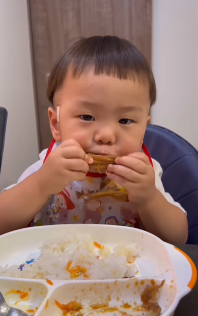 Cậu bé người Nhật chỉ nín khóc khi khìn thấy đồ ăn, mukbang món nào cũng "cuốn", hội chị em "xin vía" gấp- Ảnh 2. Cậu bé người Nhật chỉ nín khóc khi khìn thấy đồ ăn, mukbang món nào cũng "cuốn", hội chị em "xin vía" gấp- Ảnh 2.