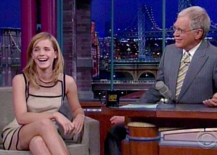 Emma Watson gặp sự cố trang phục nhớ đời với váy xẻ sâu tới rốn - Ảnh 10. Emma Watson gặp sự cố trang phục nhớ đời với váy xẻ sâu tới rốn - Ảnh 10.