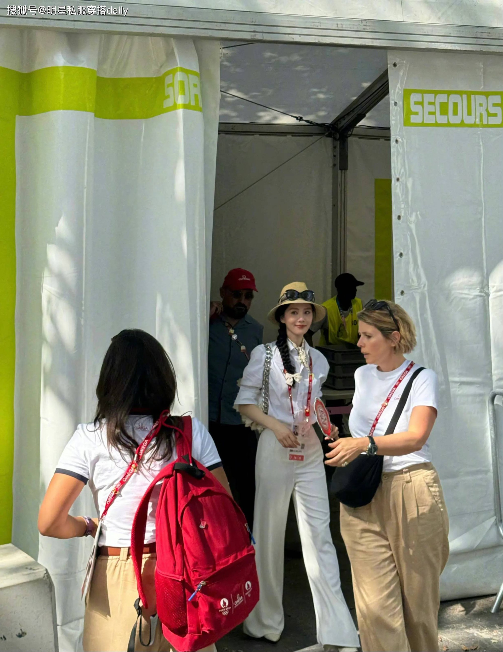 Ba set đồ "nữ thần" Lưu Thi Thi diện ở Olympic Paris xinh đẹp quá, mặc vừa trẻ lại thanh lịch- Ảnh 4.