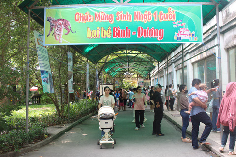 Thảo Cầm Viên đông nghịt ngày cuối tuần vì biến thành “trung tâm tiệc tùng”, mời cả nghìn người tham gia- Ảnh 17. Thảo Cầm Viên đông nghịt ngày cuối tuần vì biến thành “trung tâm tiệc tùng”, mời cả nghìn người tham gia- Ảnh 17.