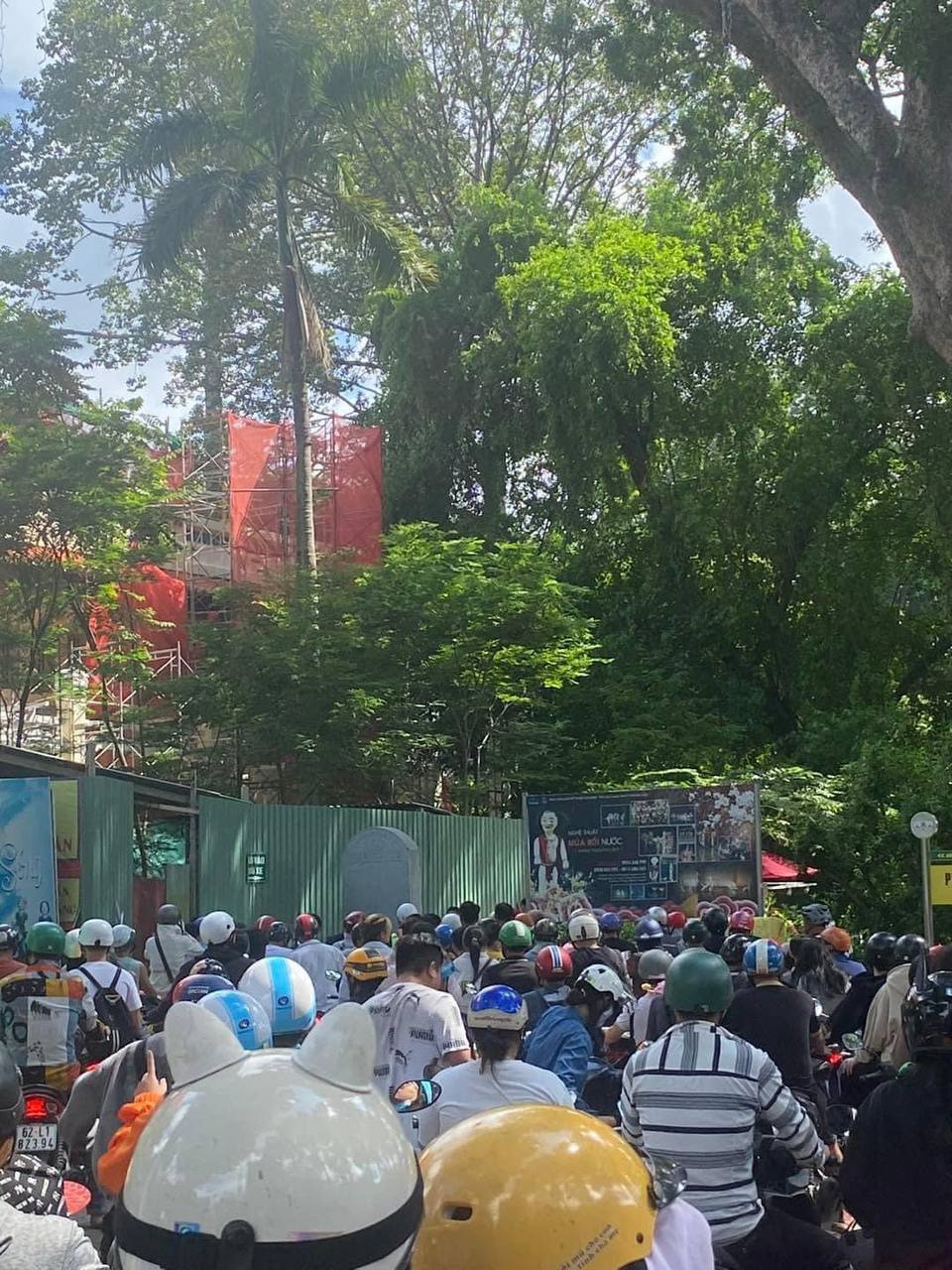 Thảo Cầm Viên đông nghịt ngày cuối tuần vì biến thành “trung tâm tiệc tùng”, mời cả nghìn người tham gia- Ảnh 9. Thảo Cầm Viên đông nghịt ngày cuối tuần vì biến thành “trung tâm tiệc tùng”, mời cả nghìn người tham gia- Ảnh 9.