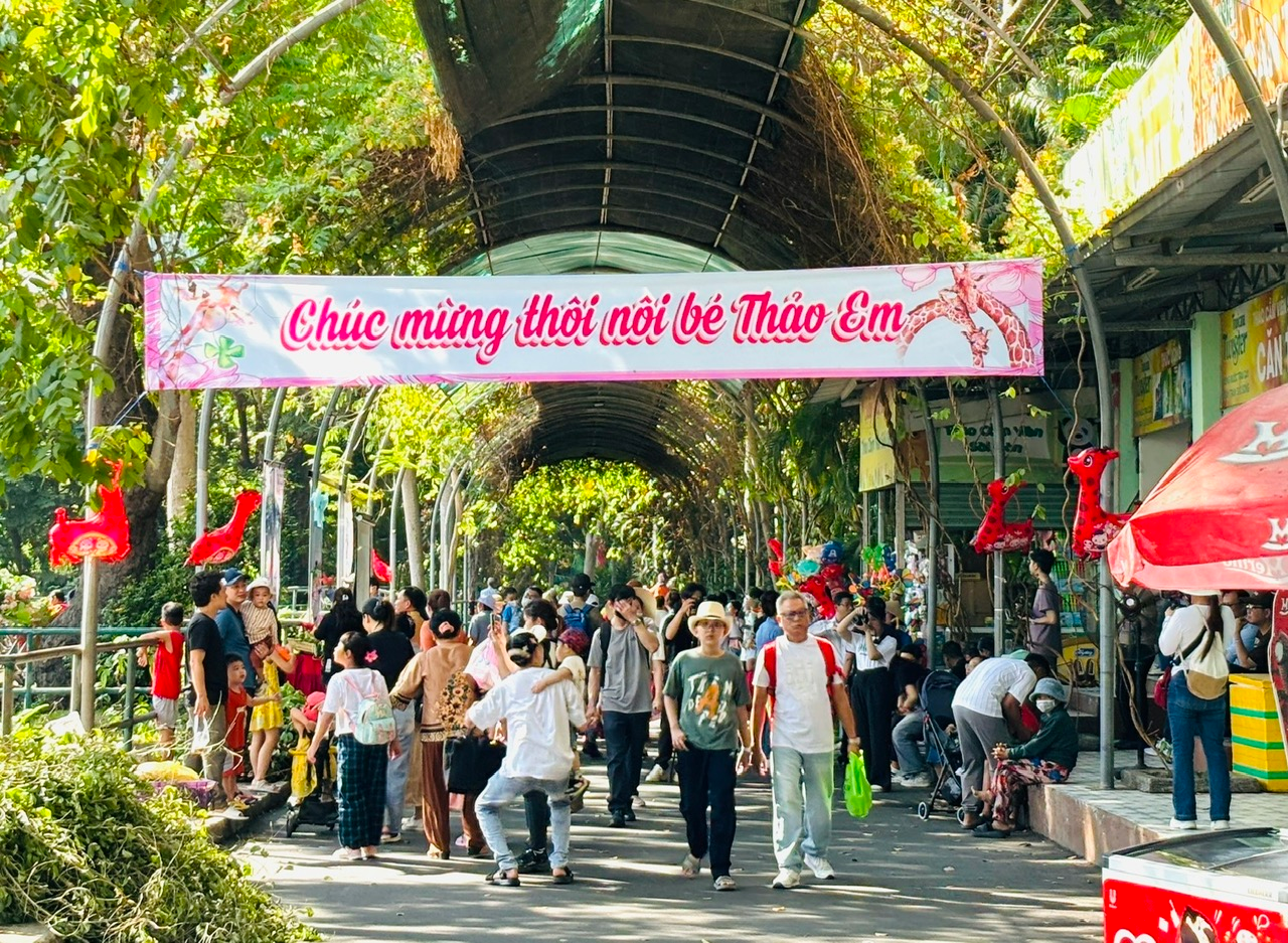 Thảo Cầm Viên đông nghịt ngày cuối tuần vì biến thành “trung tâm tiệc tùng”, mời cả nghìn người tham gia- Ảnh 1. Thảo Cầm Viên đông nghịt ngày cuối tuần vì biến thành “trung tâm tiệc tùng”, mời cả nghìn người tham gia- Ảnh 1.
