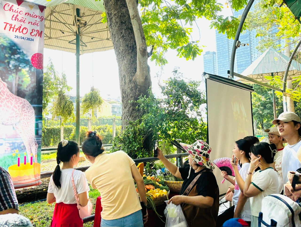Thảo Cầm Viên đông nghịt ngày cuối tuần vì biến thành “trung tâm tiệc tùng”, mời cả nghìn người tham gia- Ảnh 25. Thảo Cầm Viên đông nghịt ngày cuối tuần vì biến thành “trung tâm tiệc tùng”, mời cả nghìn người tham gia- Ảnh 25.