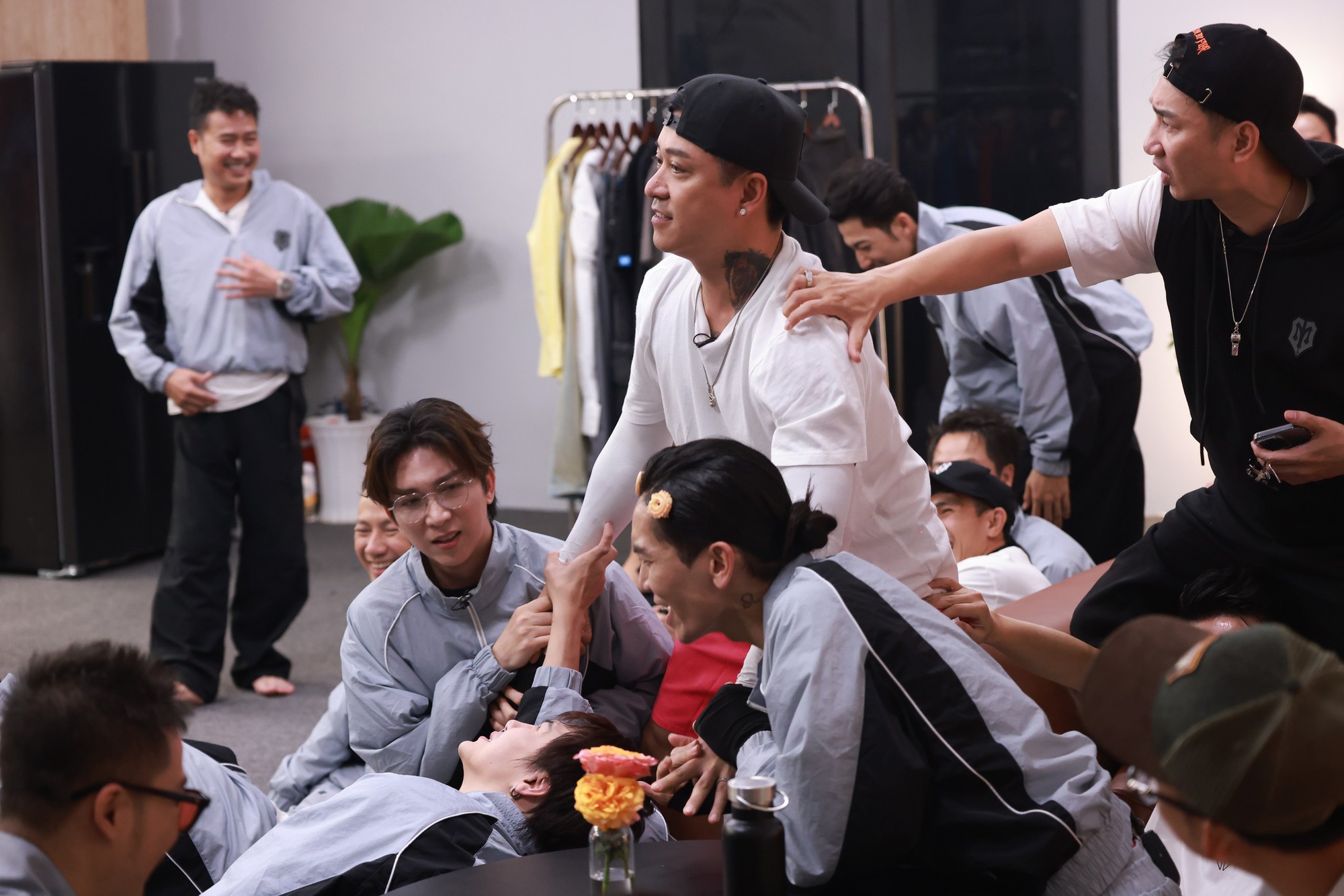 Rating truyền hình gấp 6 lần của Anh Trai Vượt Ngàn Chông Gai so với đối thủ- Ảnh 6. Rating truyền hình gấp 6 lần của Anh Trai Vượt Ngàn Chông Gai so với đối thủ- Ảnh 6.