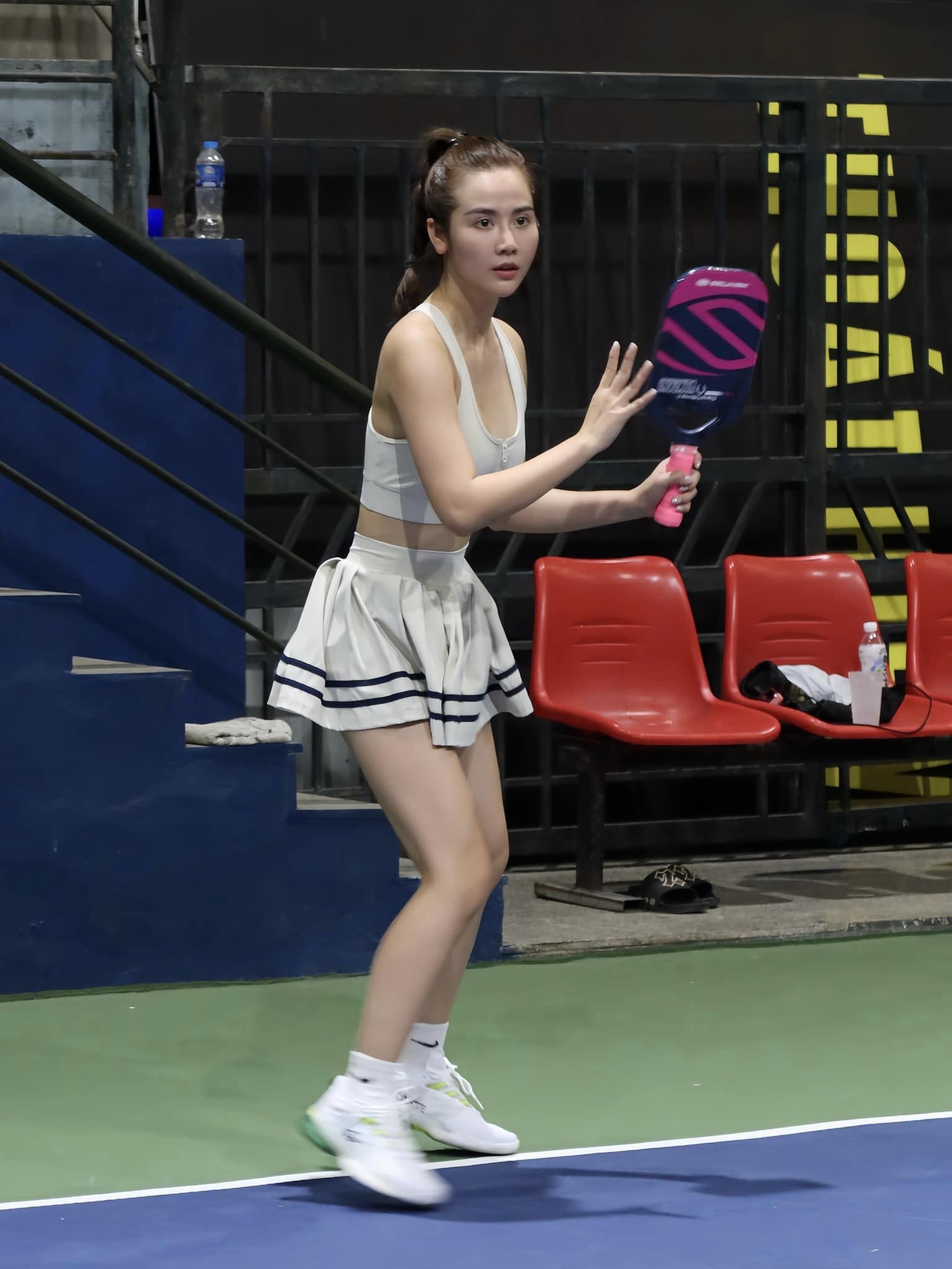 Huyền Lizzie đi chơi pickleball hàng ngày, chụp ảnh liên tục, tập lúc nào?- Ảnh 6. Huyền Lizzie đi chơi pickleball hàng ngày, chụp ảnh liên tục, tập lúc nào?- Ảnh 6.