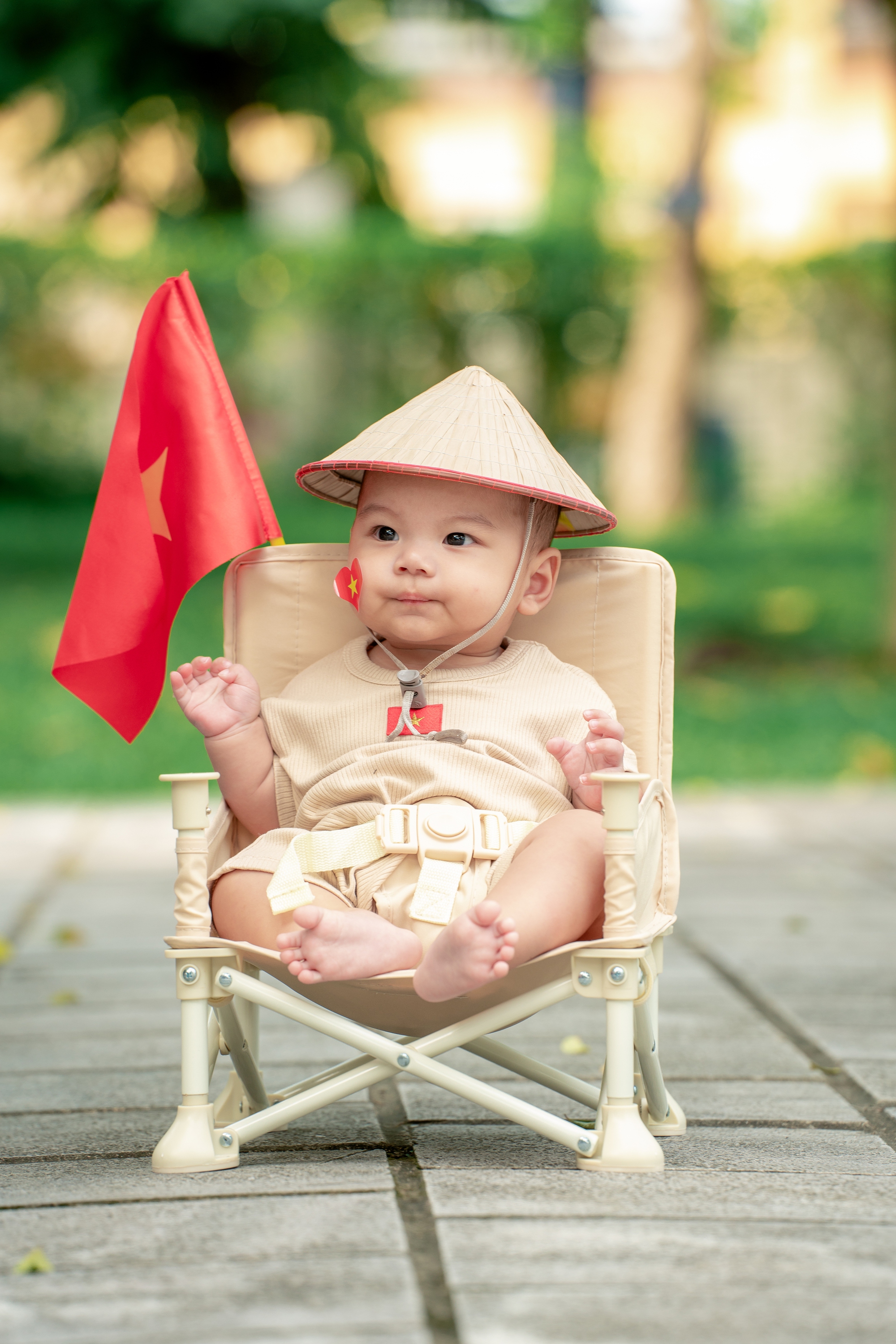 Loạt gia đình bỉm sữa flex tình yêu nước, đưa các "búp măng non" đến từ Tuyên Quang đi chụp bộ ảnh chào đón 2/9- Ảnh 17.