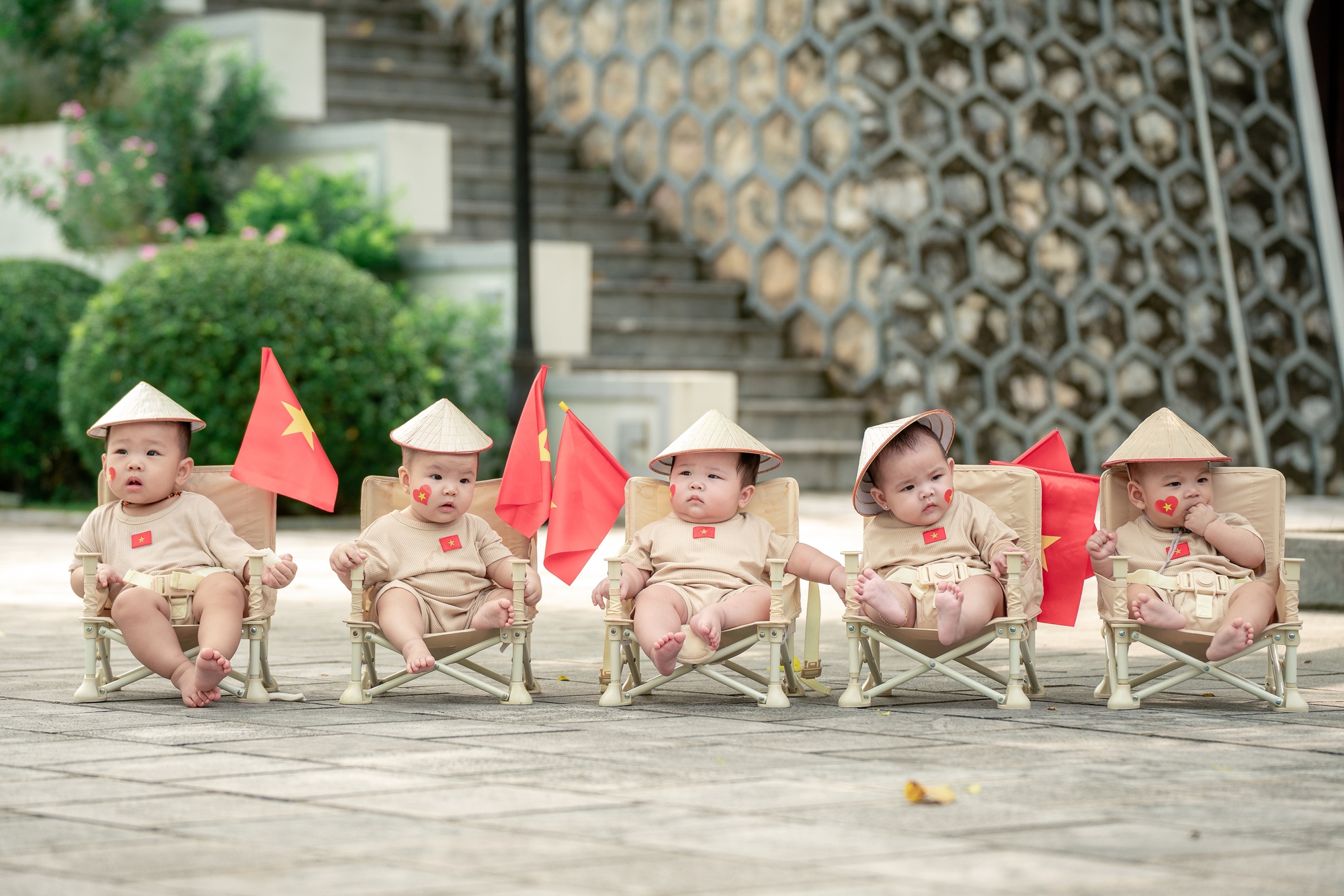 Loạt gia đình bỉm sữa flex tình yêu nước, đưa các "búp măng non" đến từ Tuyên Quang đi chụp bộ ảnh chào đón 2/9- Ảnh 3.