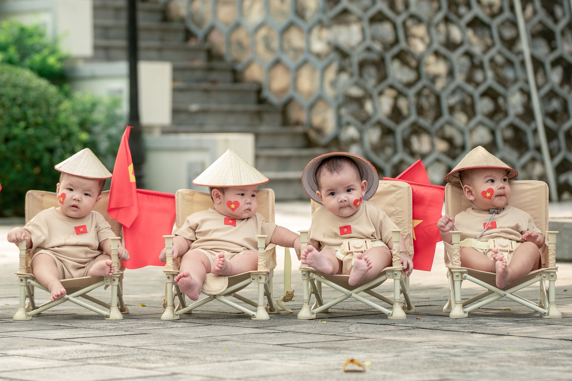 Loạt gia đình bỉm sữa flex tình yêu nước, đưa các "búp măng non" đến từ Tuyên Quang đi chụp bộ ảnh chào đón 2/9- Ảnh 1.